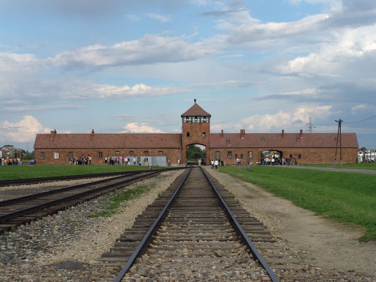 Birkenau_gate
